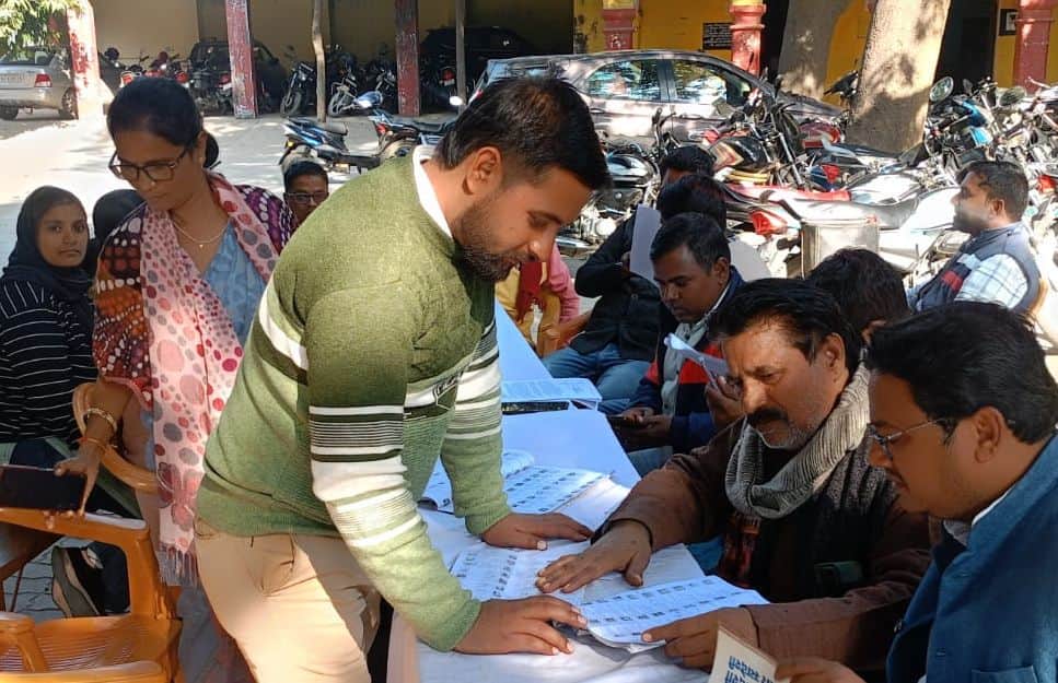 28 सीकेटीपी-13- परिचय- एआईआर शिविर में जानकारी देते बीएलओ । संवाद