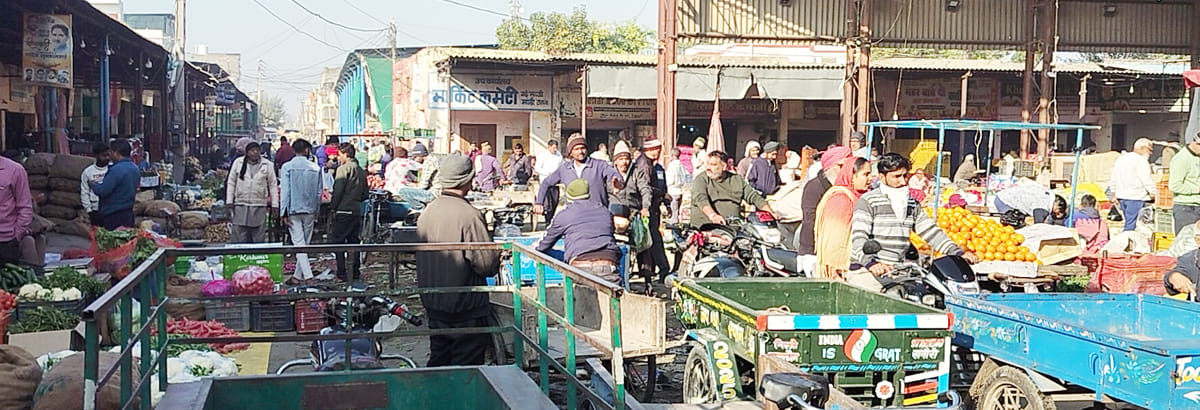 Encroachment in the vegetable market is creating daily traffic jams