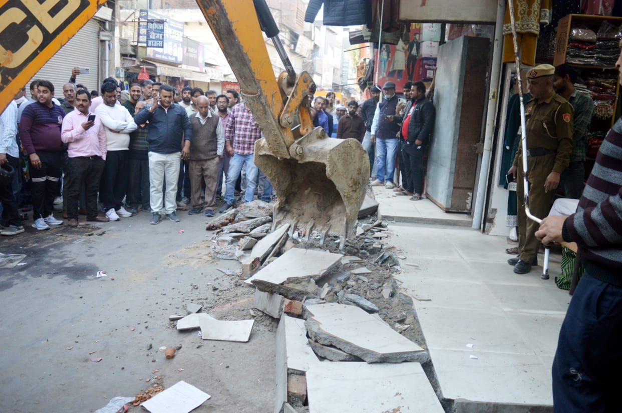 The Municipal Council launched a joint operation with the police, removing encroachments from the markets.