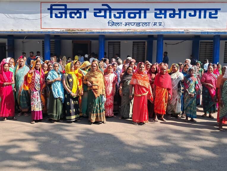 Mandla News: Women from Bhapasa village protest at the Collectorate against illegal drug trafficking.