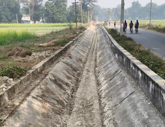 Lack of water in the canal has increased the worries of the farmers