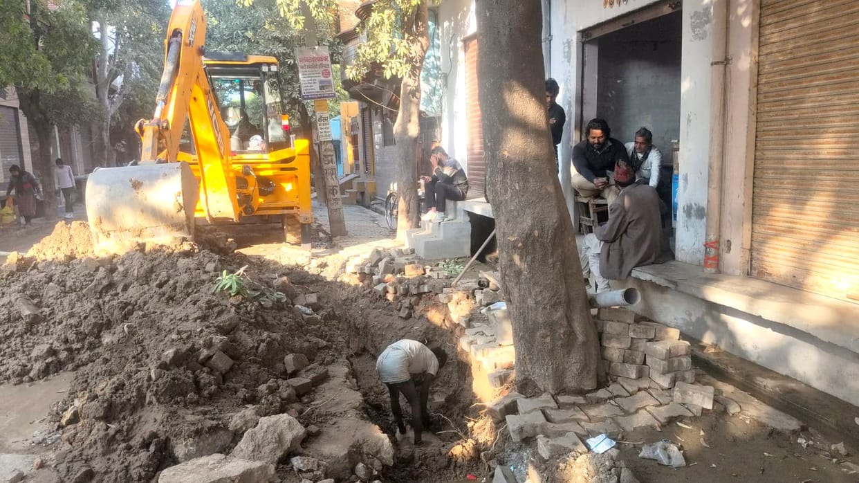 A pipeline rupture left residents of 500 homes thirsty.