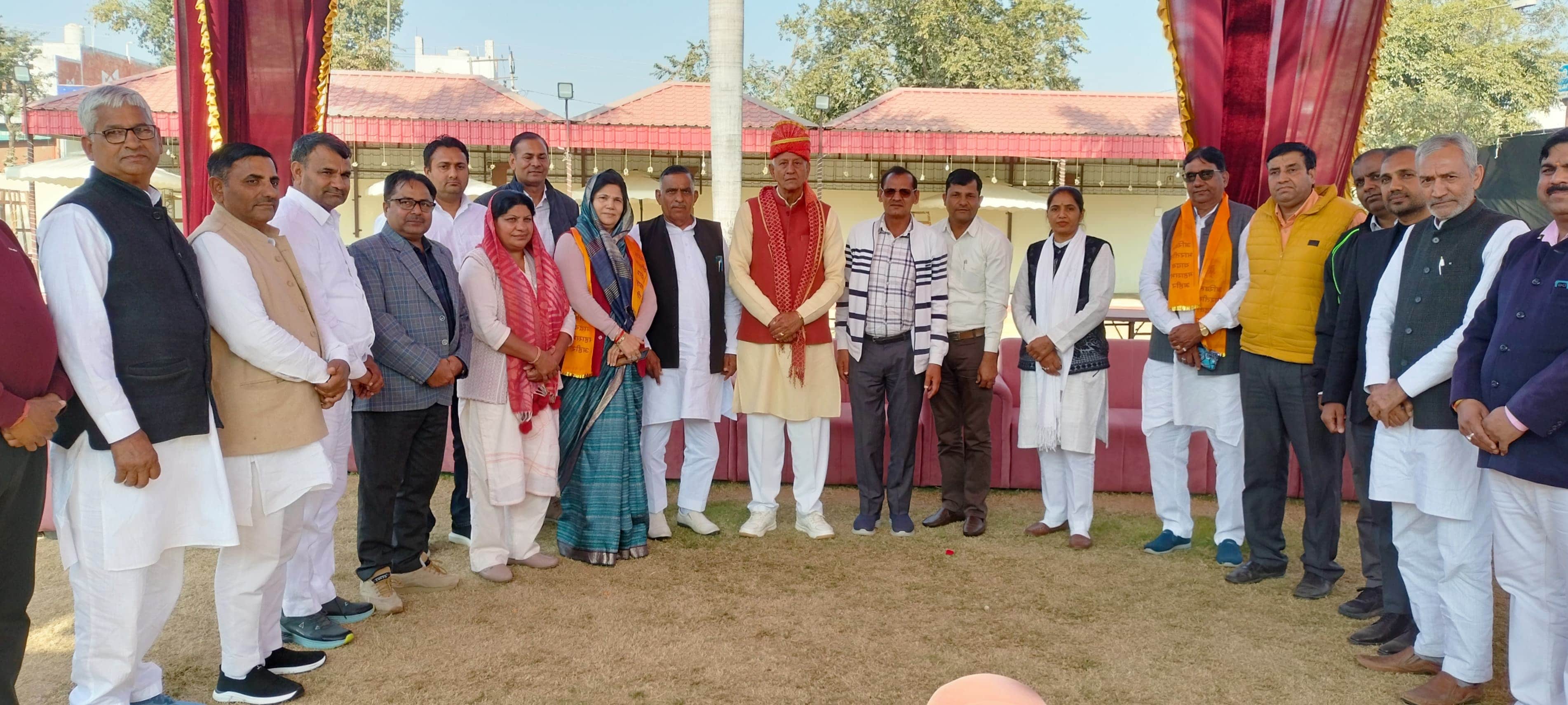 बैठक में भाग लेते अखिल भारतीय यादव महासभा के पदाधिकारी। स्रोत : संगठन