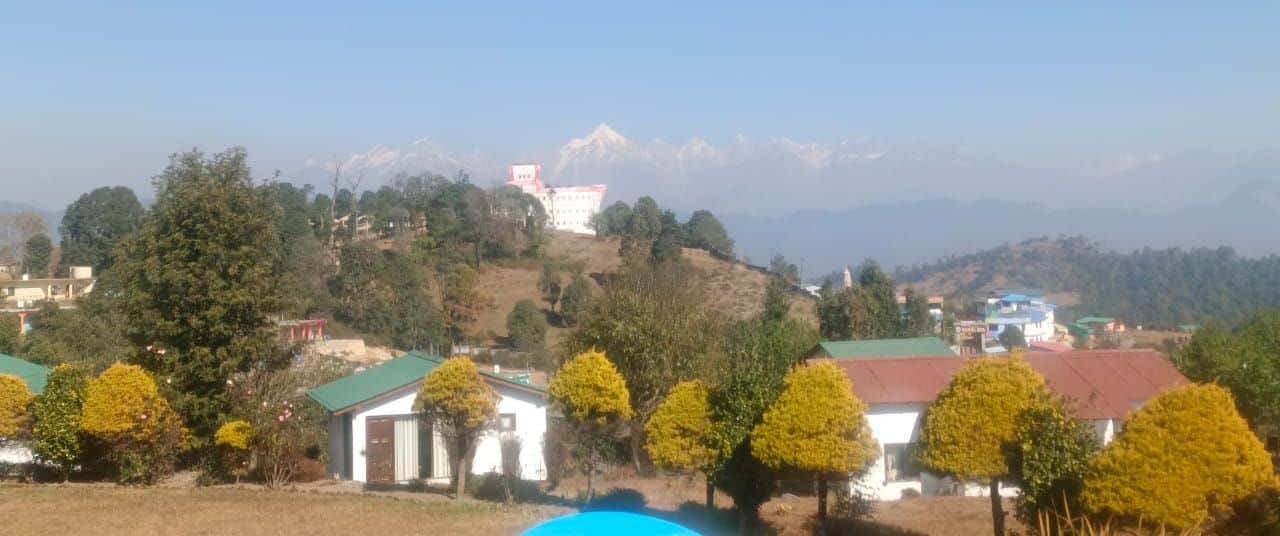 चौकोड़ी से दिखने वाले हिमालय की ऊंची चोटियों पर छाए बादल। स्रोत: दीप पंत