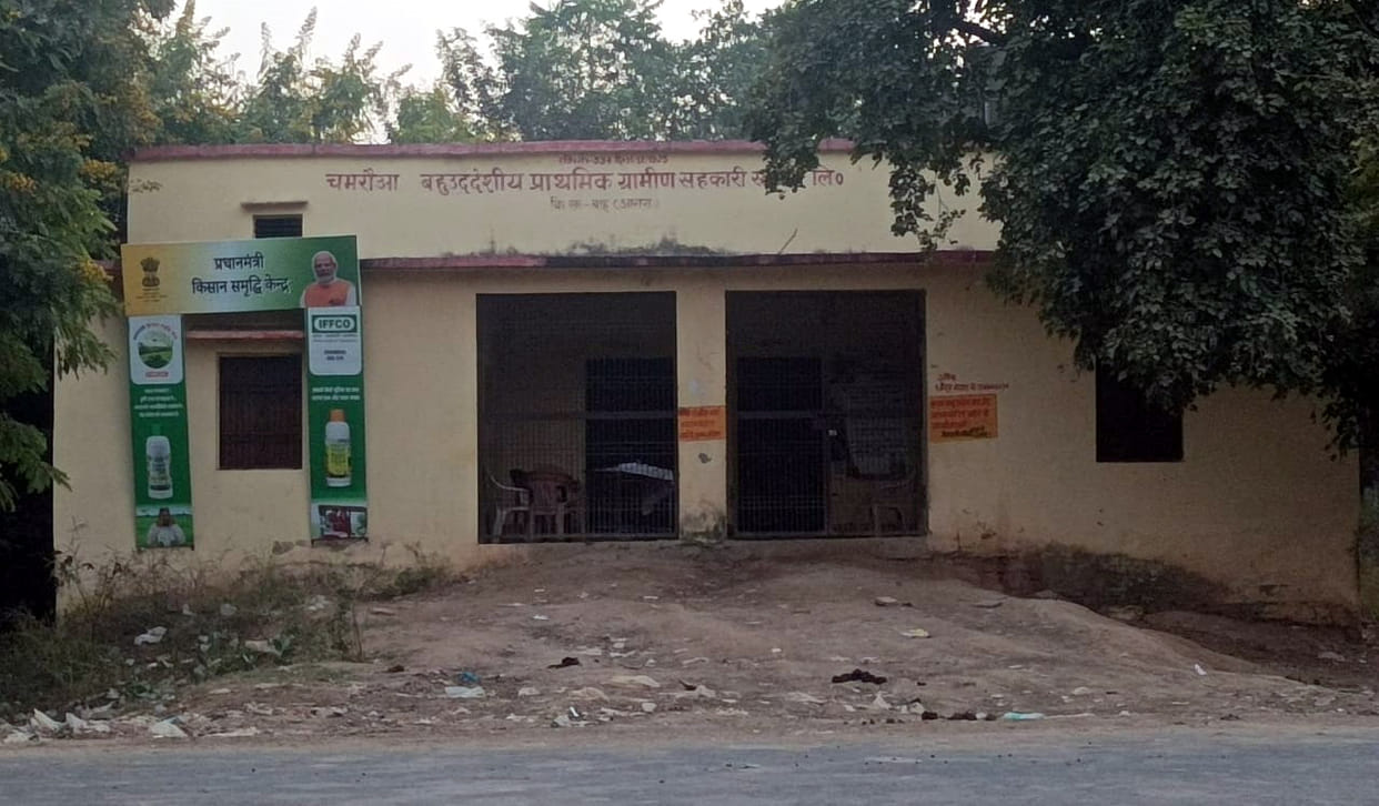 Police were not available, the warehouse remained closed, farmers wandered for fertilizer.