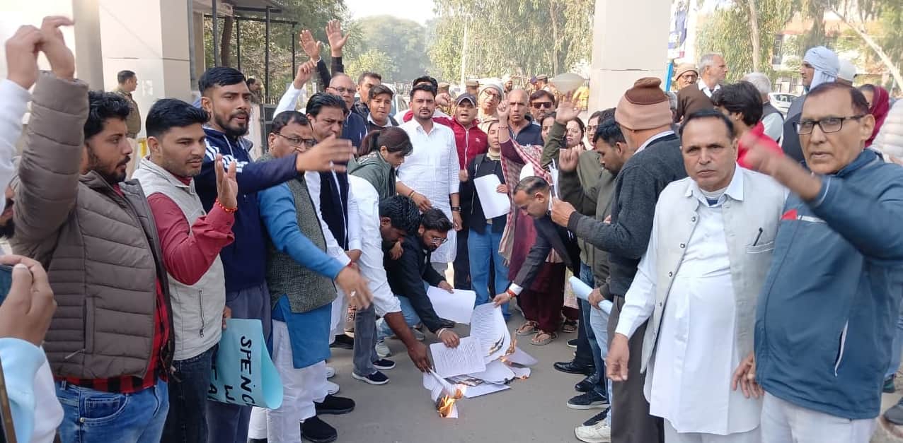 चपीएससी भर्ती में धांधली का आरोप लगाकर लघु सचिवालय के गेट पर प्रदर्शन करते अभ्यार्थी व अन्य