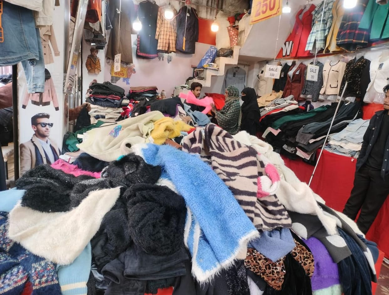 Sales of mufflers and caps increased due to the increasing cold in the market.