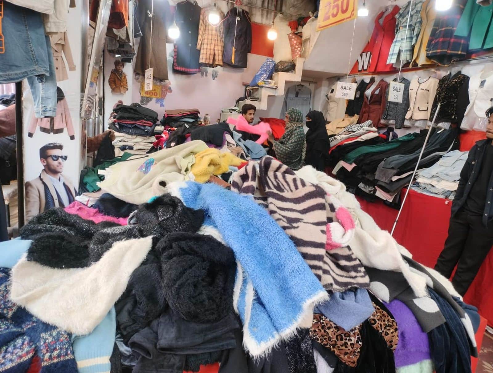 छह सड़का बाजार में गर्म मफलर व टोपी की सजी दुकान। संवाद