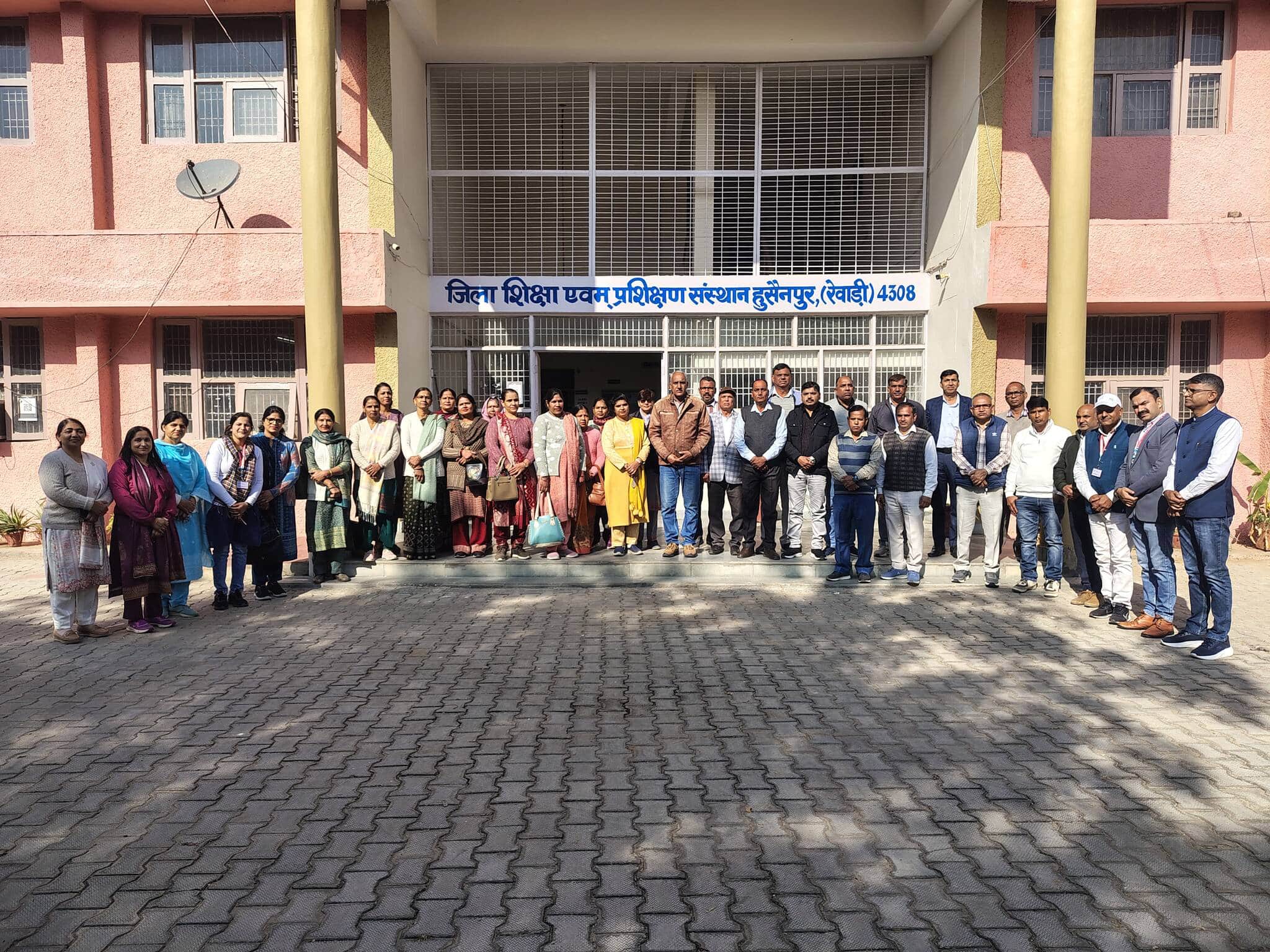 डायट हुसैनपुर के परिसर में कार्यशाला के दौरान एकत्रित हुए शिक्षक। स्रोत : विभाग