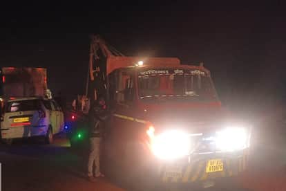 Car rams into truck from behind on expressway, seven injured