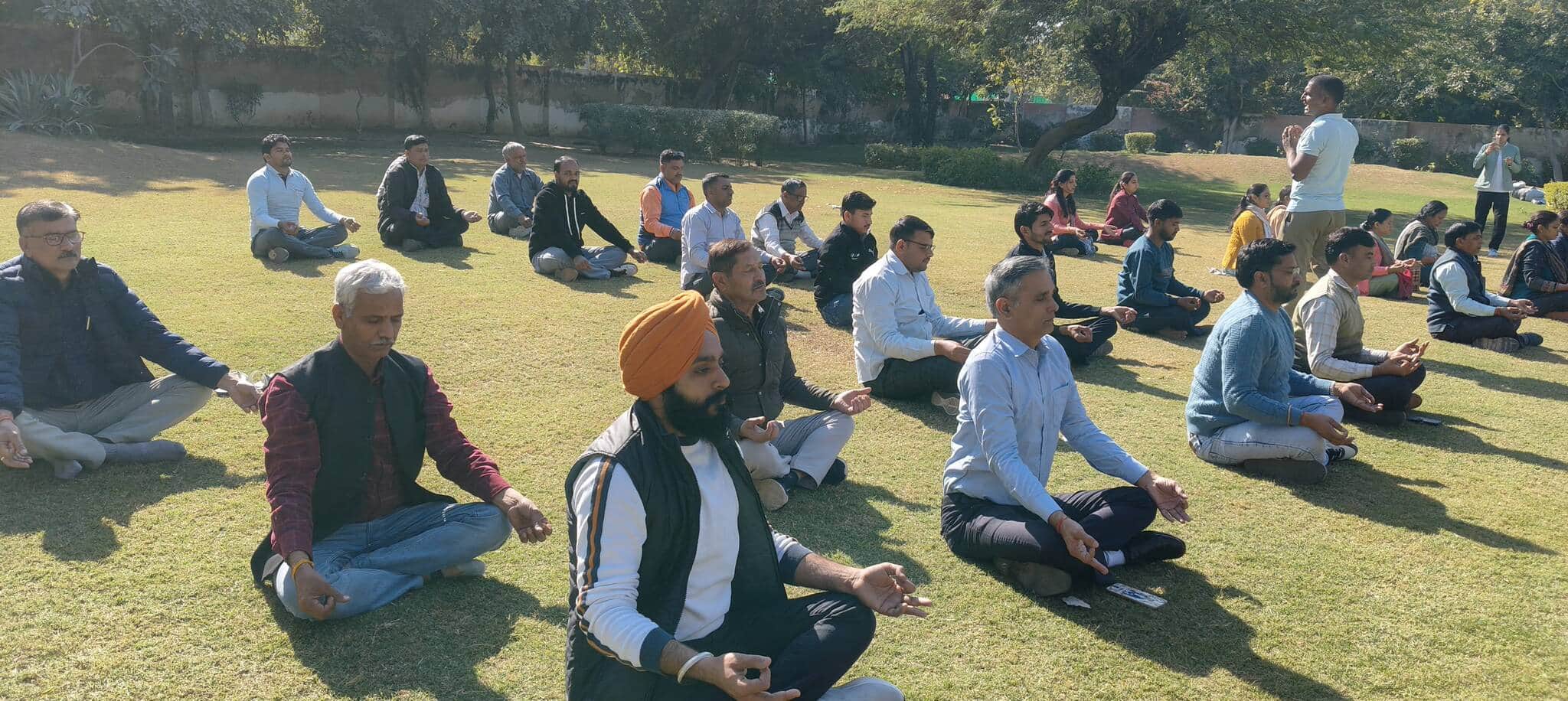 फोटो 05लघु सचिवालय के पार्क में योगाभ्यास करते अधिकारी व कर्मचारी। डीआईपीआरओ