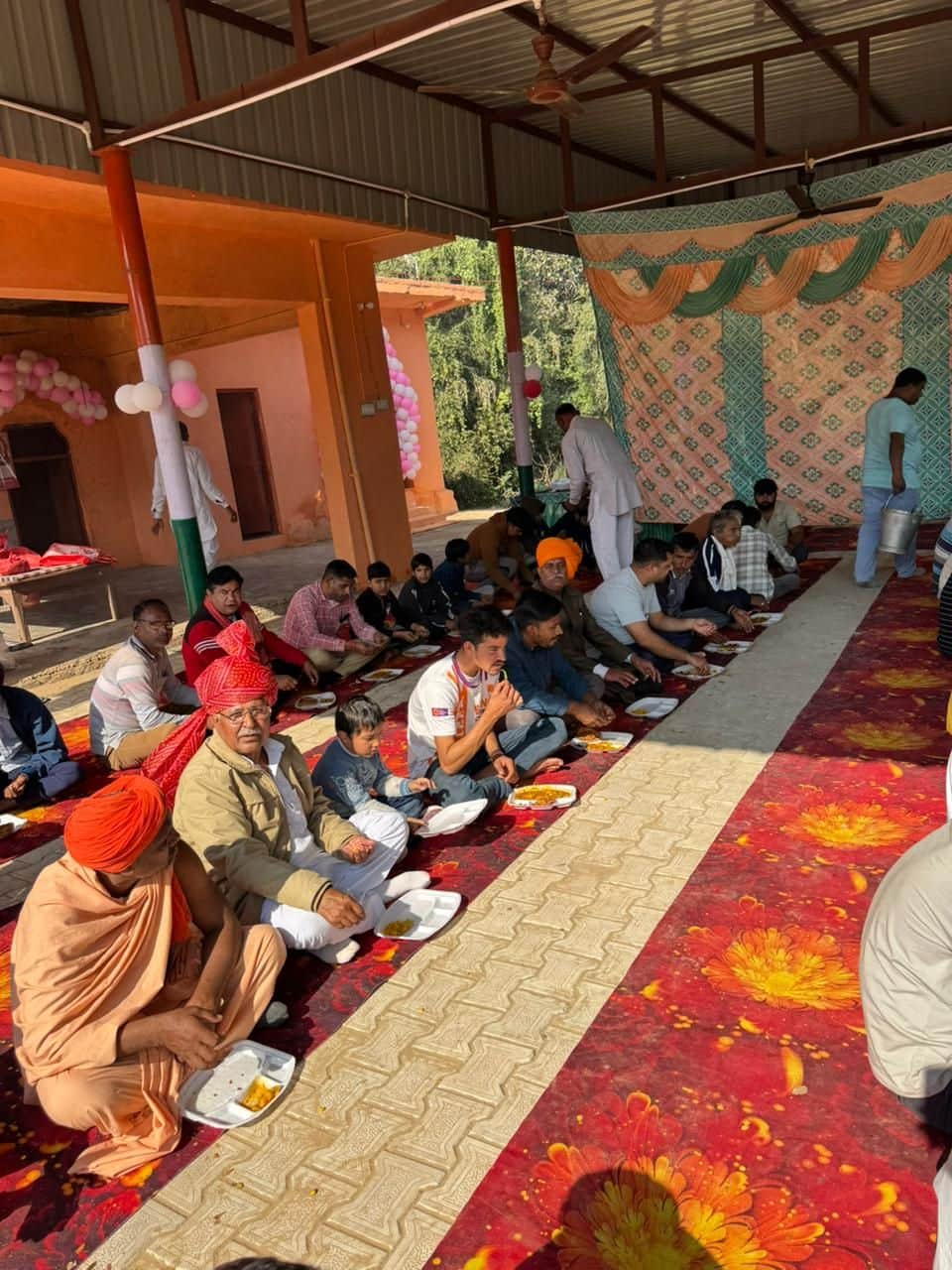 फोटो 07 भंडारे में प्रसाद ग्रहण करते भक्तजन। स्वय