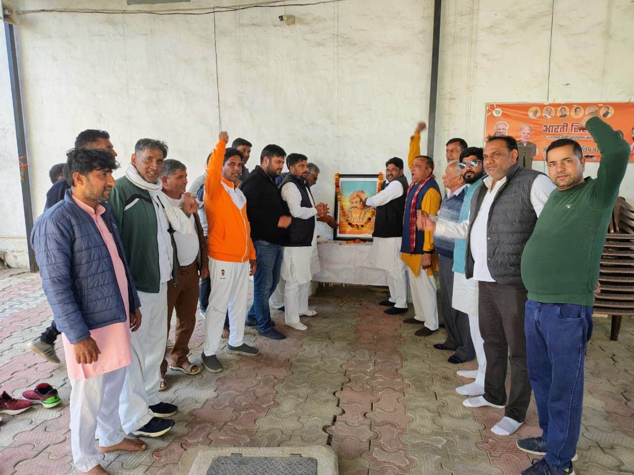 फोटो 08राव तुलाराम के चित्र के सामने पुष्प अर्पित करते हुए। स्वयं