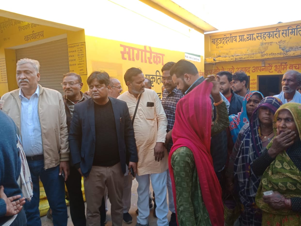 AR inspected the committee, assured fertilizer to the farmers