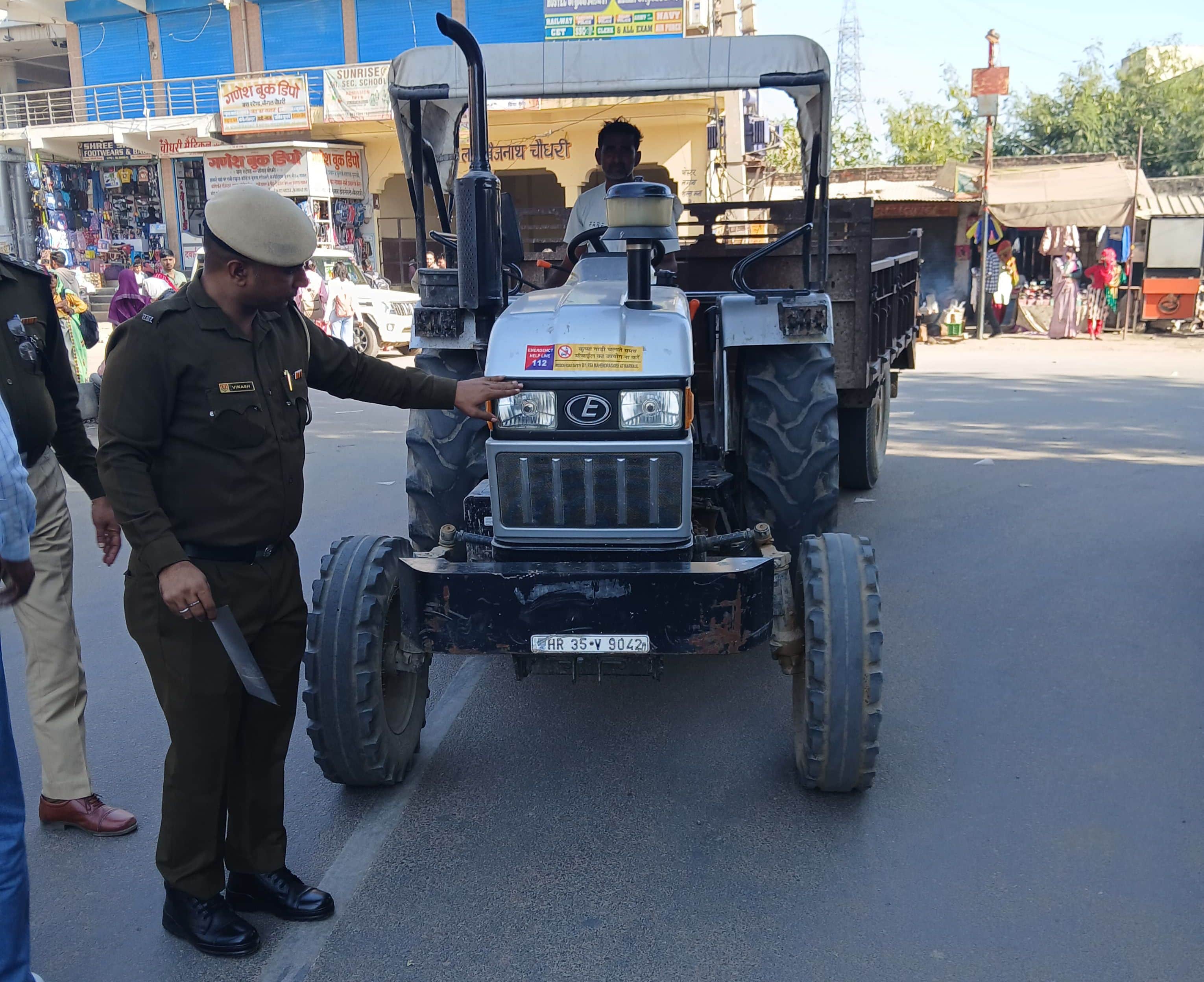 फोटो 09 वाहनों पर रिफ्लेक्टर टेप लगाती पुलिस। पुलिस