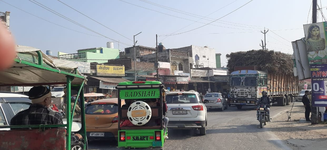 Overloaded truck causes traffic jam at Tikonia Qadir Tiraha road