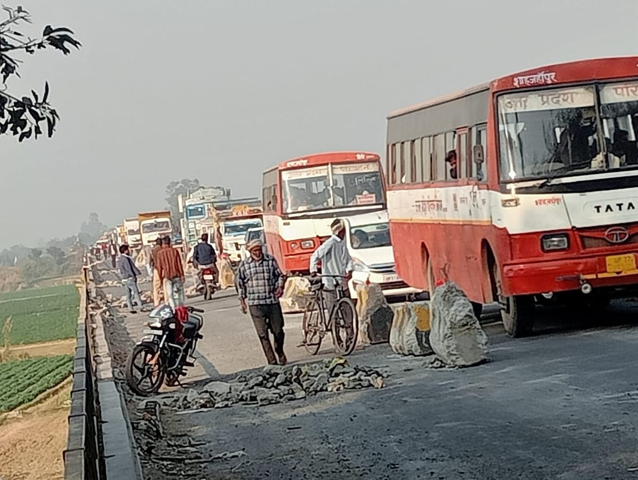 Repair work on Ramganga bridge begins, vehicles queue up for a kilometre