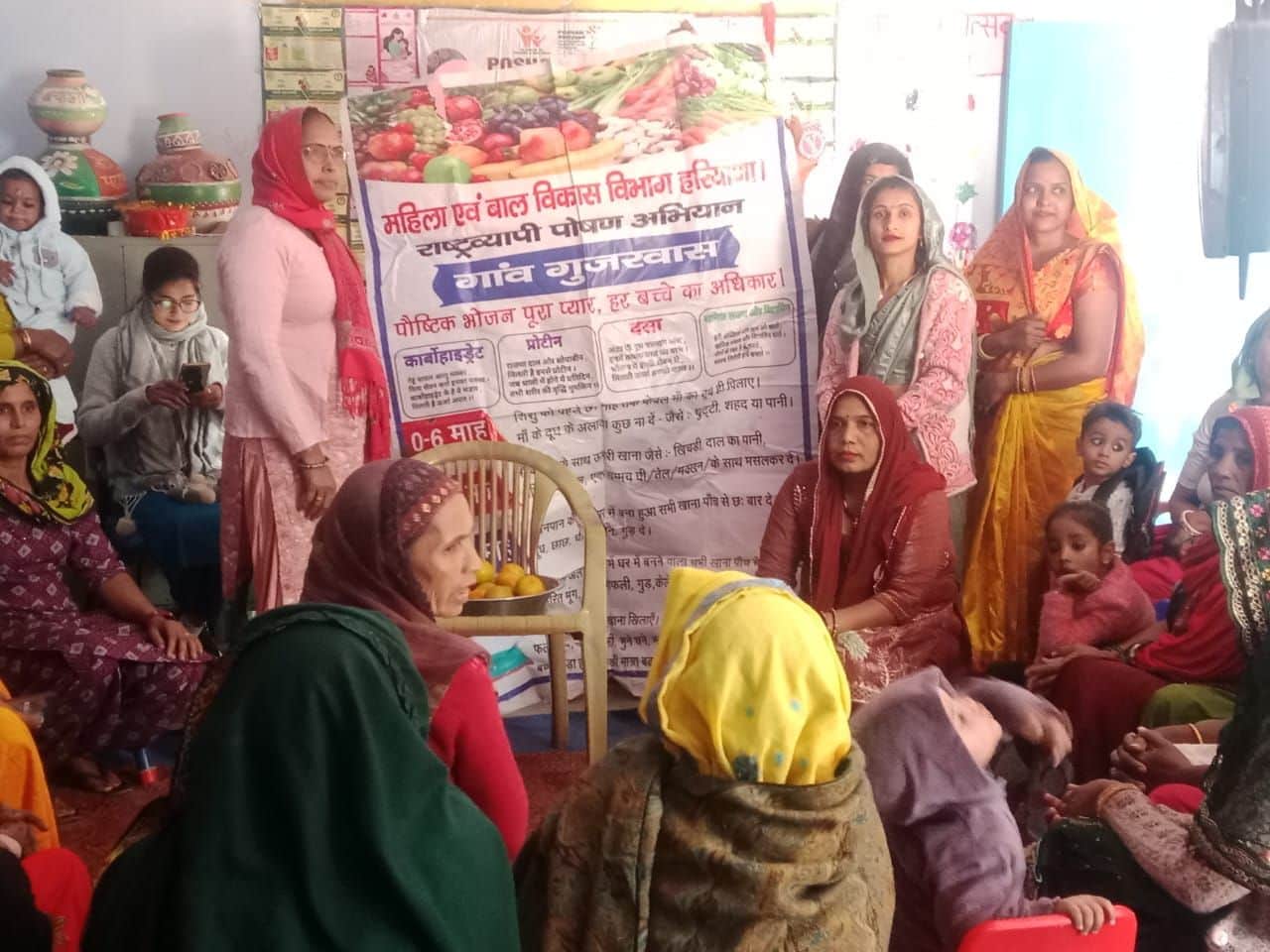 फोटो 15 गोद भराई की रस्म निभाती महिलाएं। स्वय