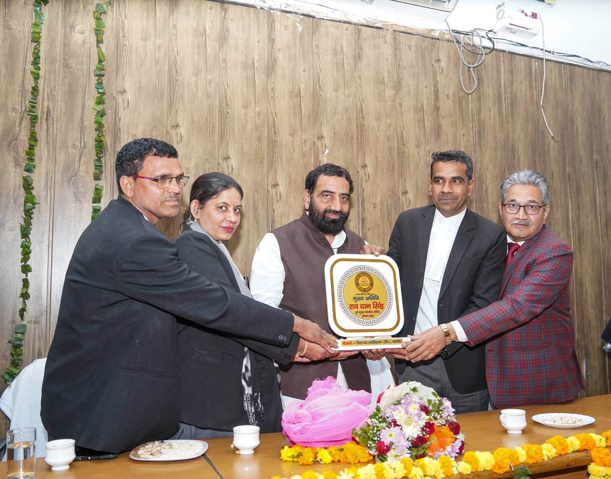 फोटो 20राव दान सिंह को स्मृति चिन्ह भेंट करते बार एसोसिएशन के सदस्य। स्वय