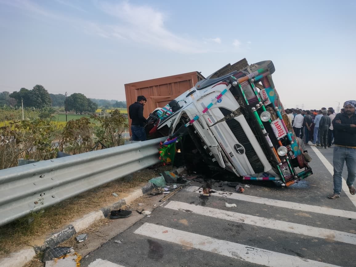 A truck loaded with gravel overturned after hitting a divider, the driver died after being trapped in the cabin.