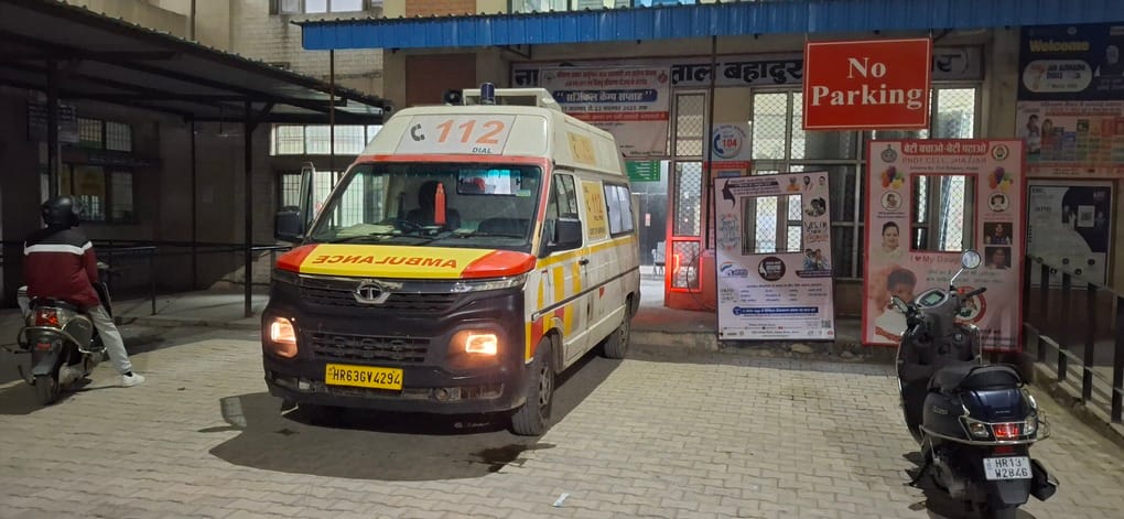 The woman gave birth to the child in the open, and both were admitted to the civil hospital.