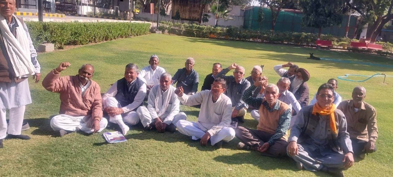 फोटो नंबर-21पीडब्ल्यूडी रेस्ट हाउस में बैठक करते रिटायर्ड कर्मचारी। स्रोत-संस्था