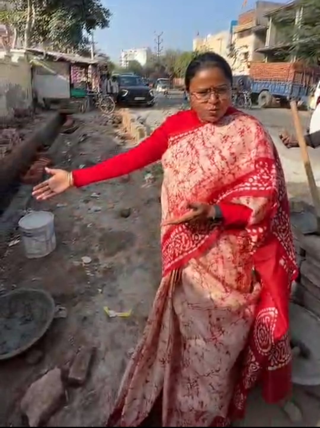 The mayor complained to the chief minister about the road scam