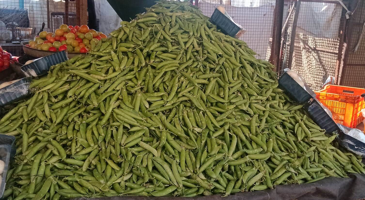 फोटो संख्या:-51 सब्जी मंडी स्थिति दुकान में रखी मटर---संवाद