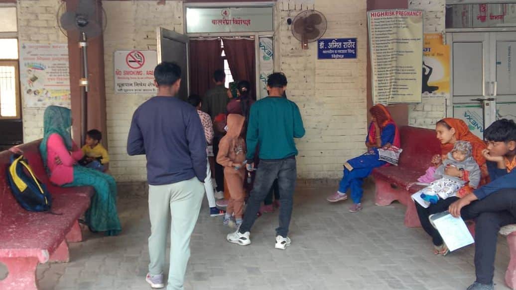 फोटो संख्या:-53 बाल रोग विशेषज्ञ कक्ष के बाहर खड़े मरीजों के परिजन---संवाद