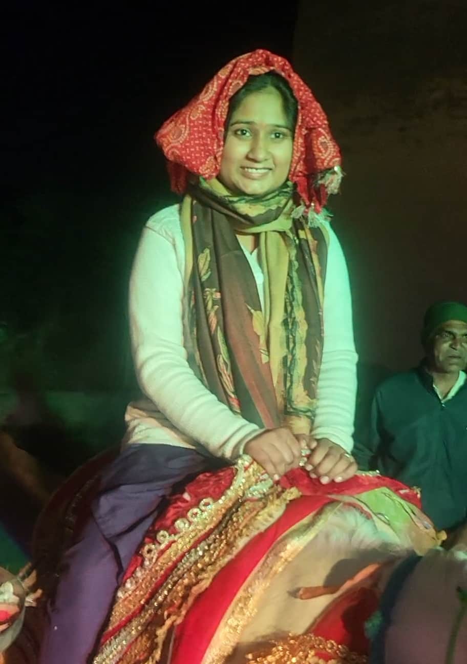 फोटो संख्या:-65 हनुमान नगर कॉलोनी में लड़की का बनवारा निकालते हुए परिजन---स्रोत परिहन