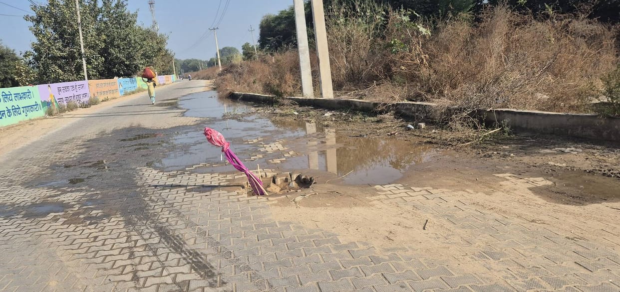 The drinking water line has been damaged for two months, and the authorities are not paying attention.