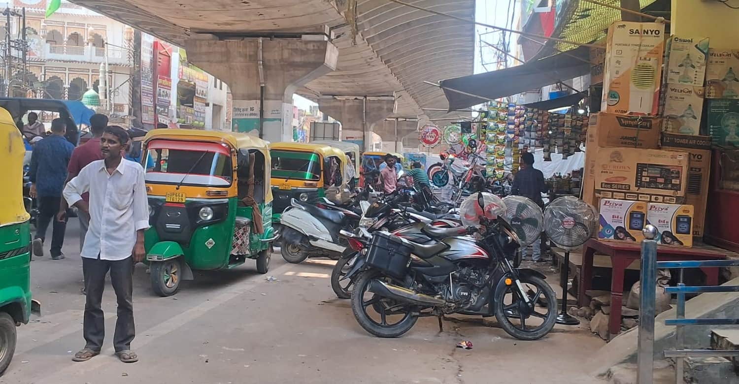 गोपीगंज ओवर ब्रिज के निचे सड़क पर खड़े आटो। संवाद