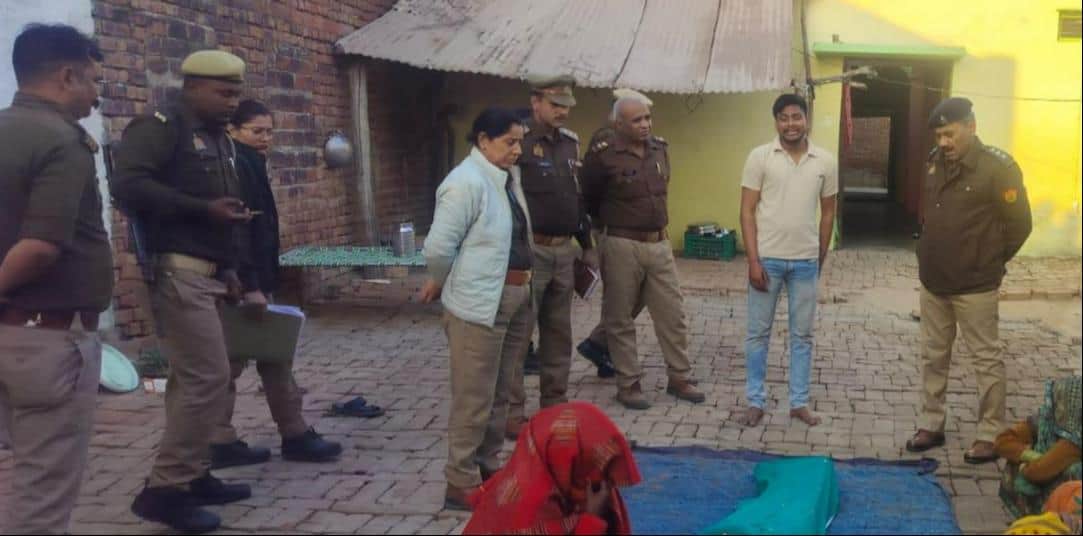 गांव मोइनुद्दीनपुर सिमराऊ में महिला की मौत के बाद पहुंचे सीओ जलेसर ज्ञानेंद्र प्रताप सिंह। संवा