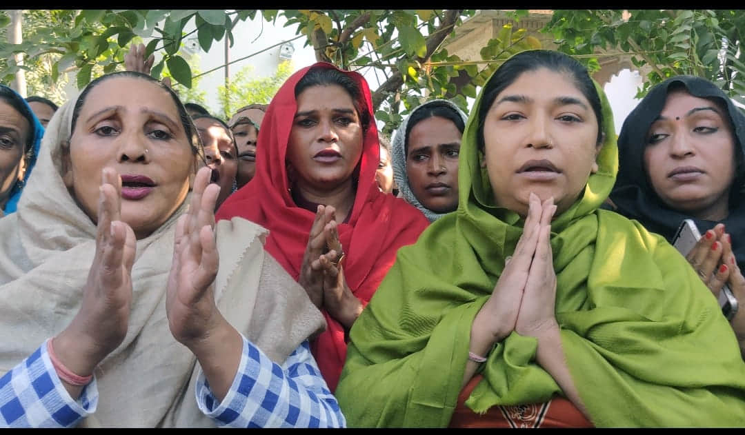 घटना के बारे में जानकारी देतीं महंत बुलबुल व अन्य मंगलामुखी।