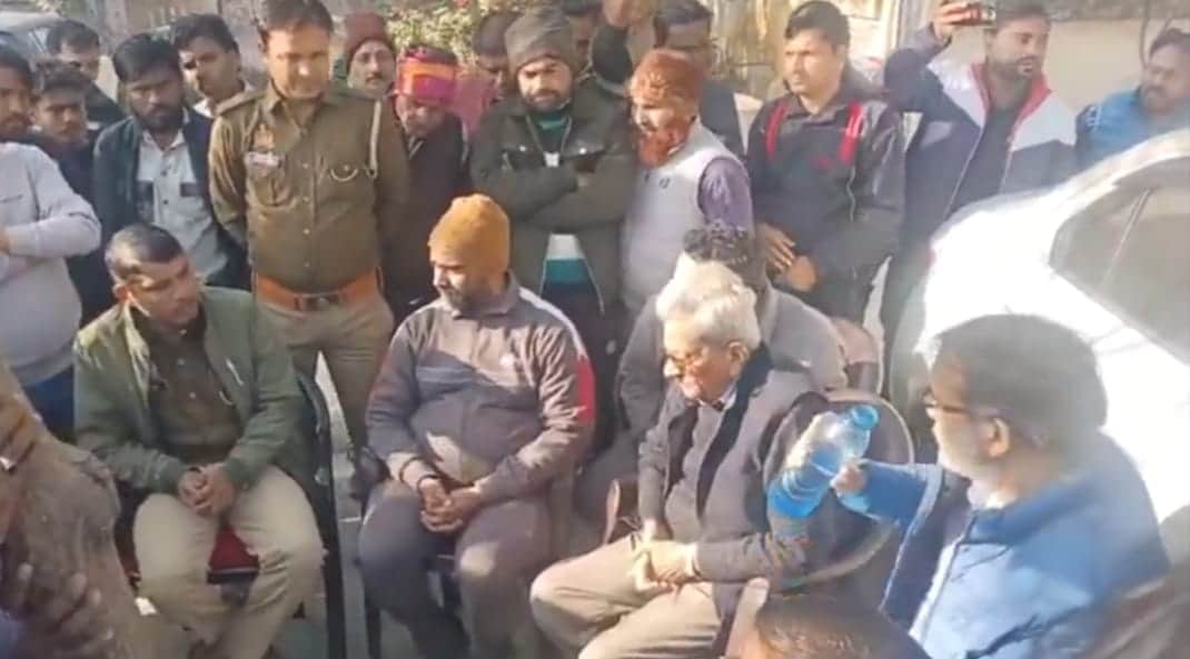 घटना के खुलासे के बाद जीआरपी थाना पहुंचे मृतक के भाई व अन्य लोग। स्रोत वीडियोग्रेव