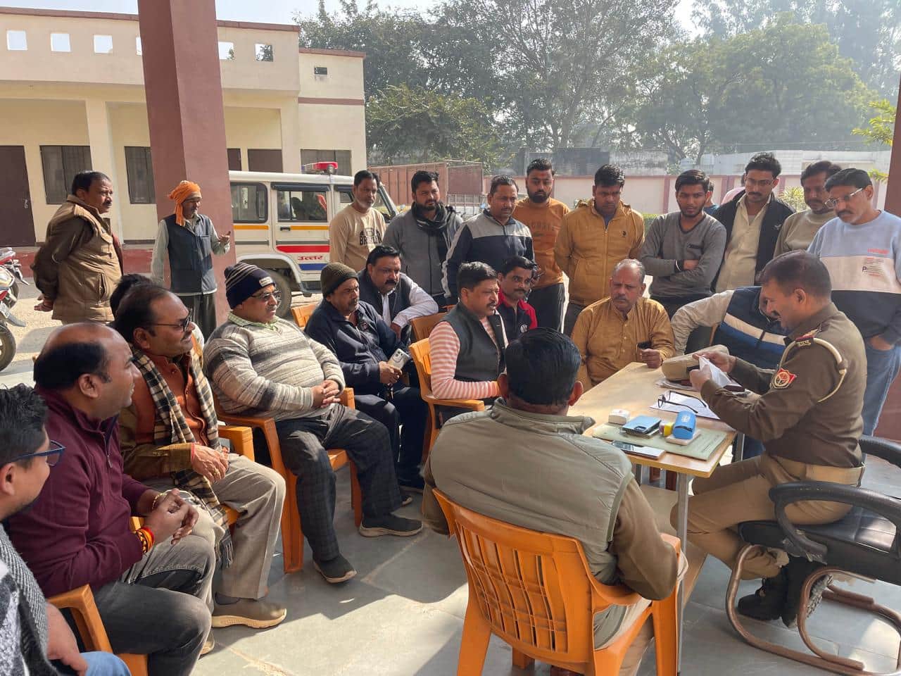 इस्लामनगर थाने में पहुंचकर इंस्पेक्टर से विरोध दर्ज कराते व्यापारी। स्रोत- व्यापारी