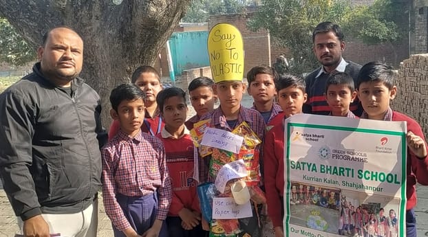 Children held an anti-plastic awareness rally.