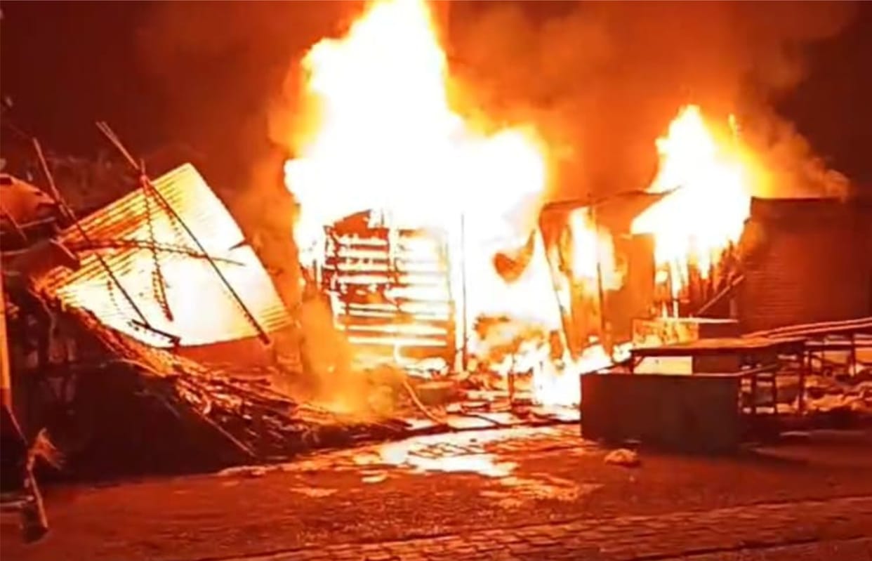 A fire suddenly broke out in several kiosks on the sidewalk.