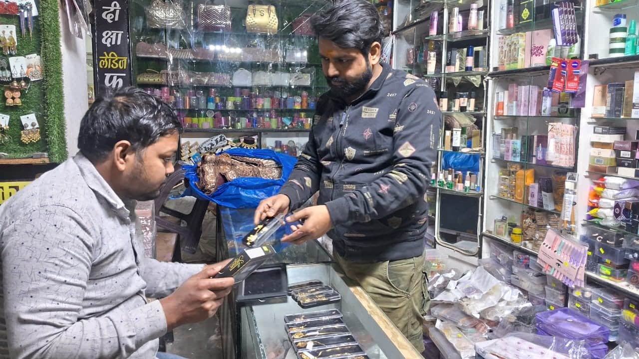 कटरा सदर मोहाल में आर्टिफिशियल ज्वेलरी दीखाते दुकानदार। संवाद