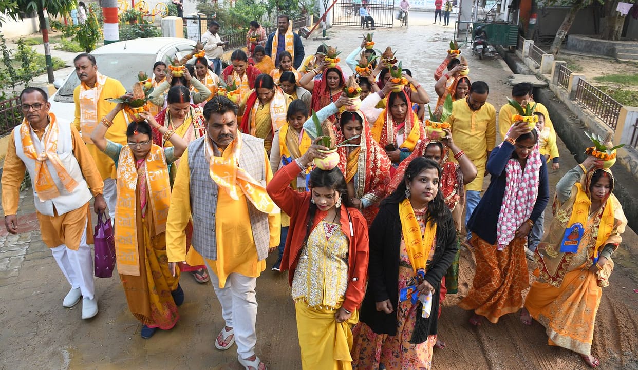 Kalash Yatra was taken out at the beginning of the Katha.
