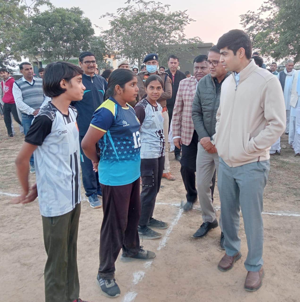 खिलाड़ियों से बातचीत करते डीसी अभिषेक मीणा। स्रोत : प्रशासन