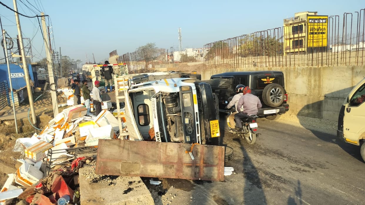 A truck loaded with fish overturned on the highway, affecting traffic for six hours.