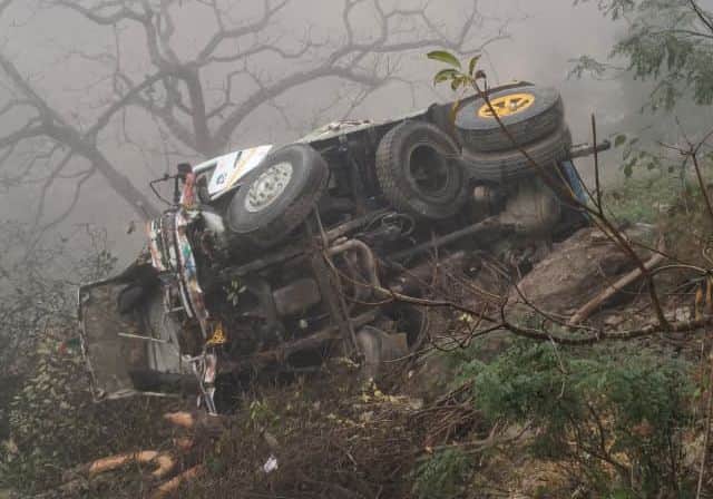 मुवानी में खाई में गिरा डंपर। संवाद