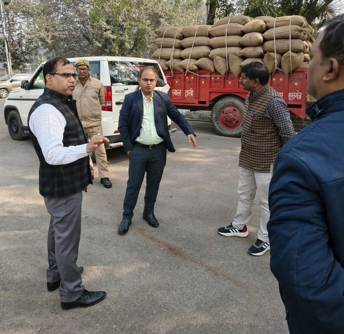 SDM Judicial and Deputy RMO talking to farmers at the paddy purchasing centre in Naveen Mandi