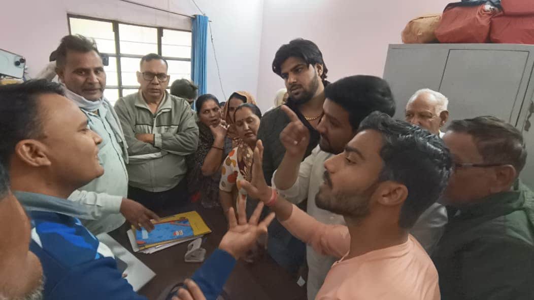 पीएचईडी कार्यालय में हंगामा करते लोग। संवाद