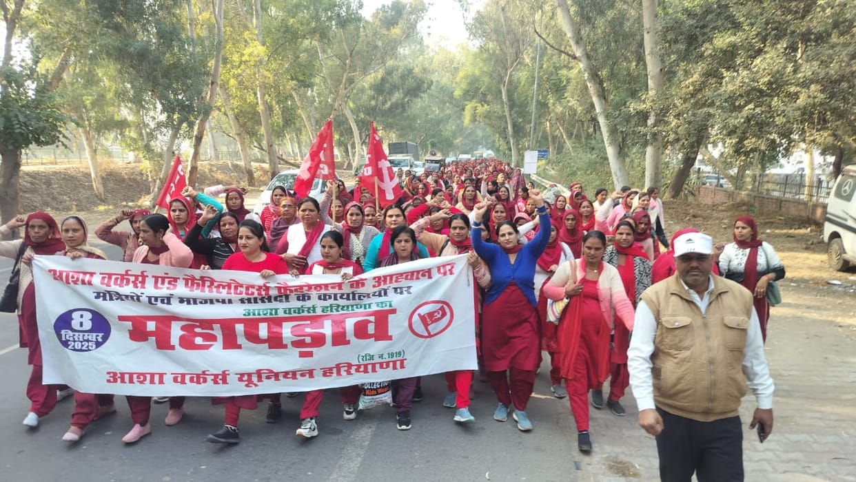 ASHA workers marched on foot from the small secretariat to Minister Gangwa's residence, demanding a minimum wage of 26,000 rupees