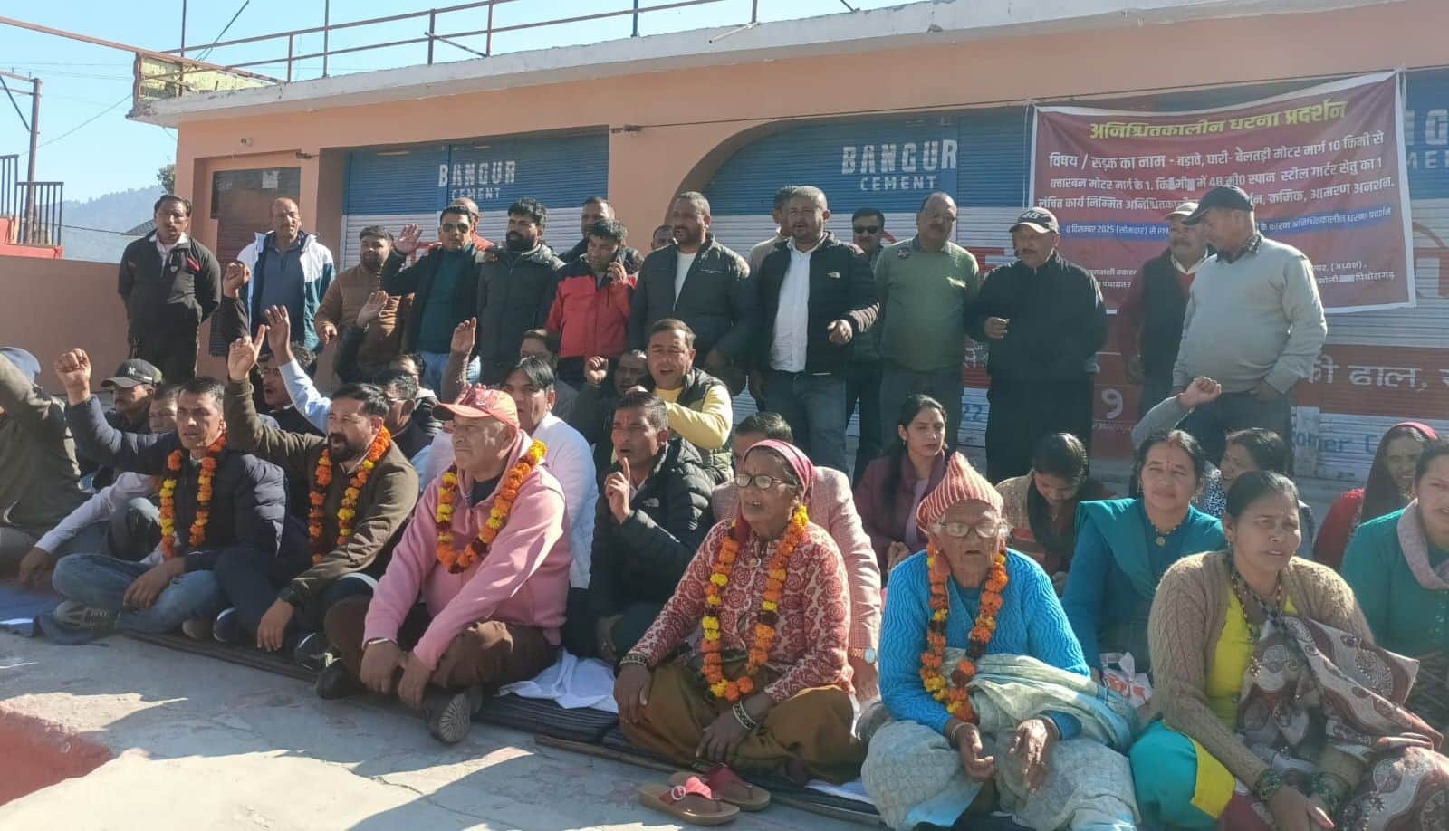 पिथौरागढ़ कलक्ट्रेट के बाहर धरने पर बैठे विधायक मयूख महर और क्वारबन के ग्रामीण। संवाद