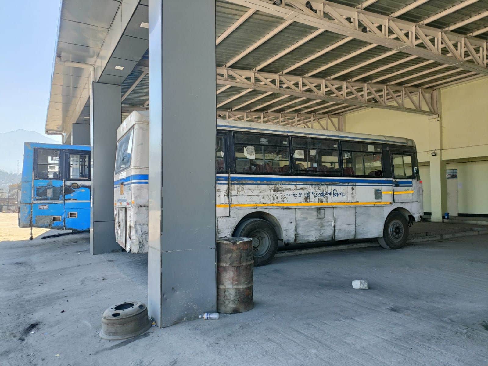  पिथौरागढ़ वर्कशॉप में खराबी आने से खड़ी बसें। संवाद