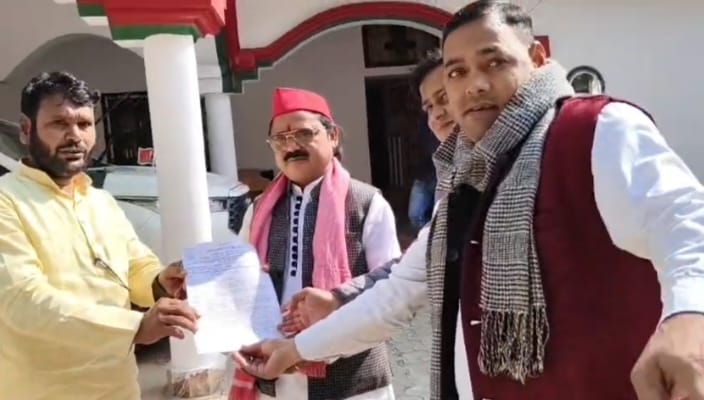 Teachers submitted a memorandum to the MP on the issue of TET.