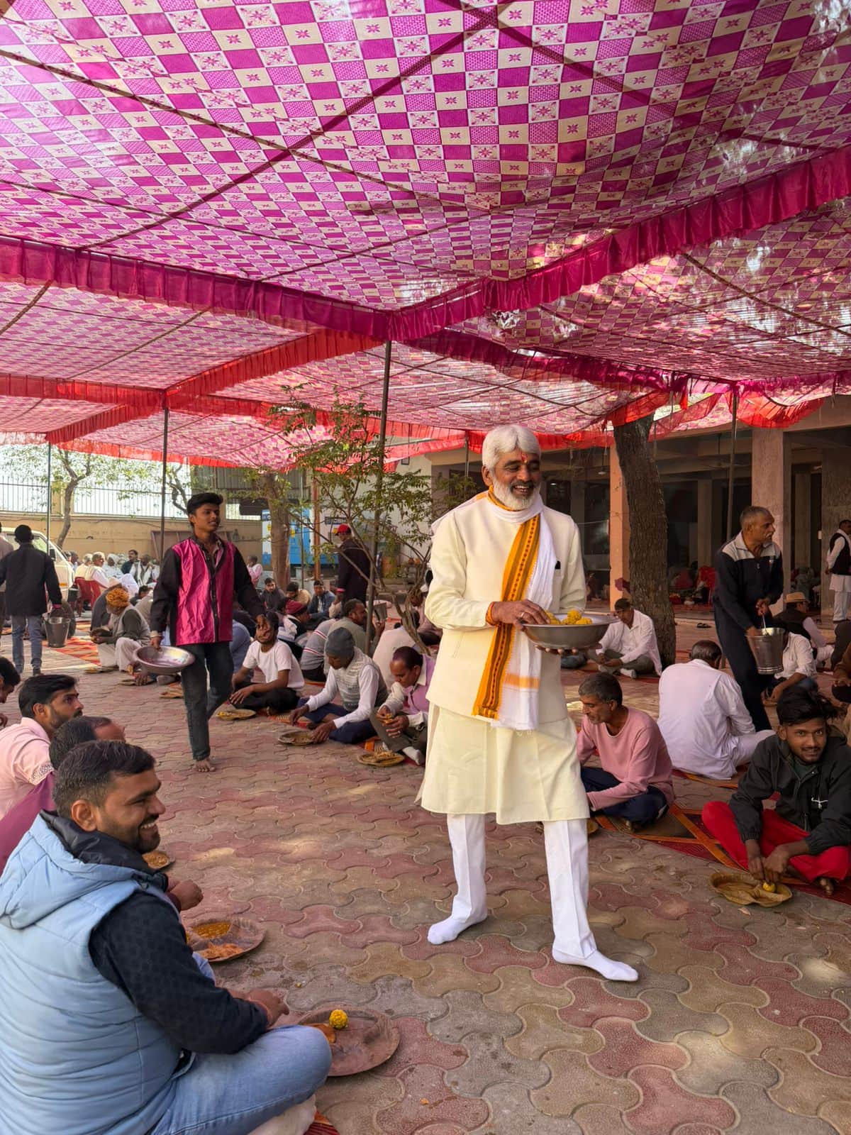 राबड़का गांव में भंडारा ग्रहण करते लोग। स्रोत : समिति